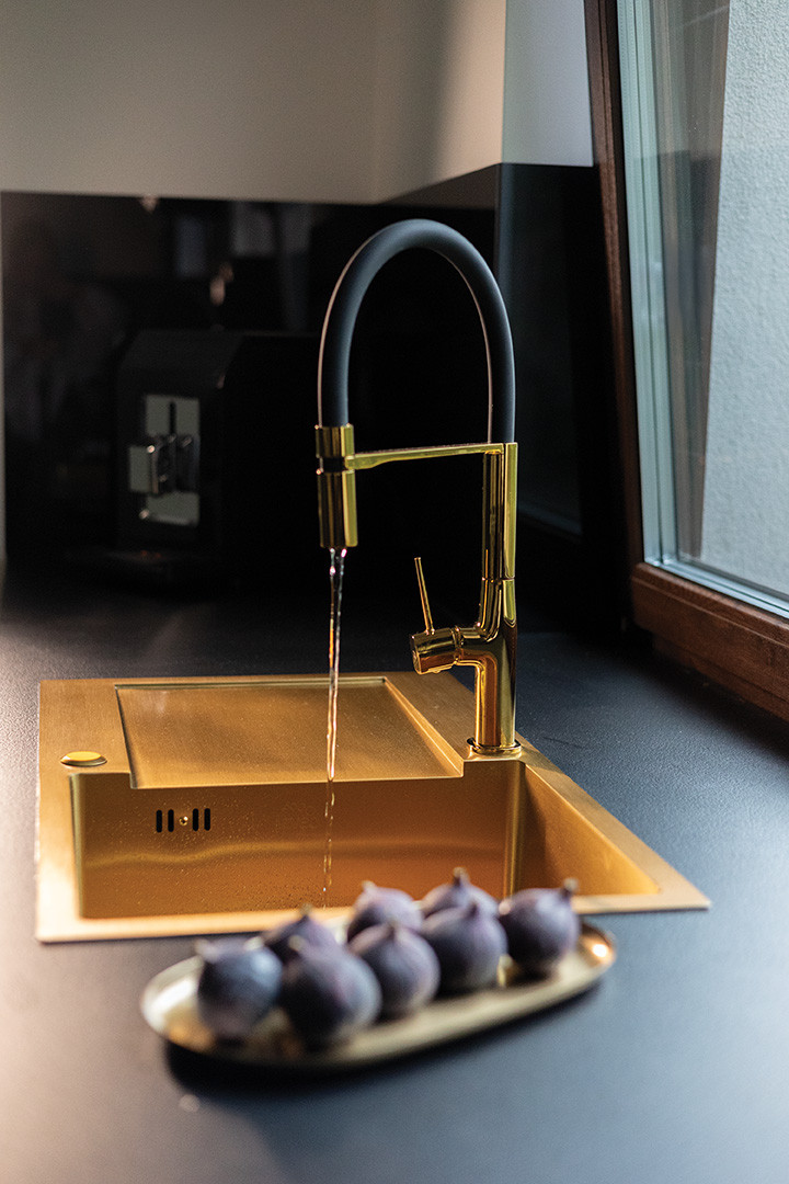 Laveo POLA álló csaptelep rualmas kiömlővel, szálcsiszolt arany/fekete