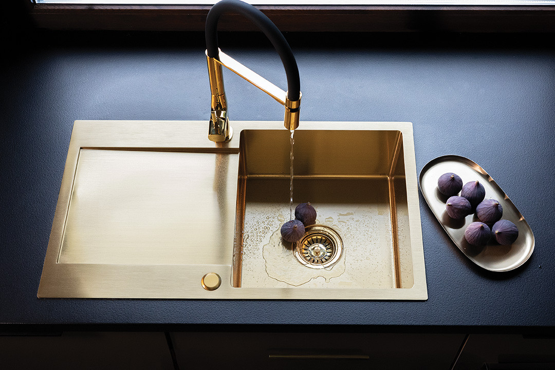 Laveo POLA álló csaptelep rualmas kiömlővel, szálcsiszolt arany/fekete - Image 3